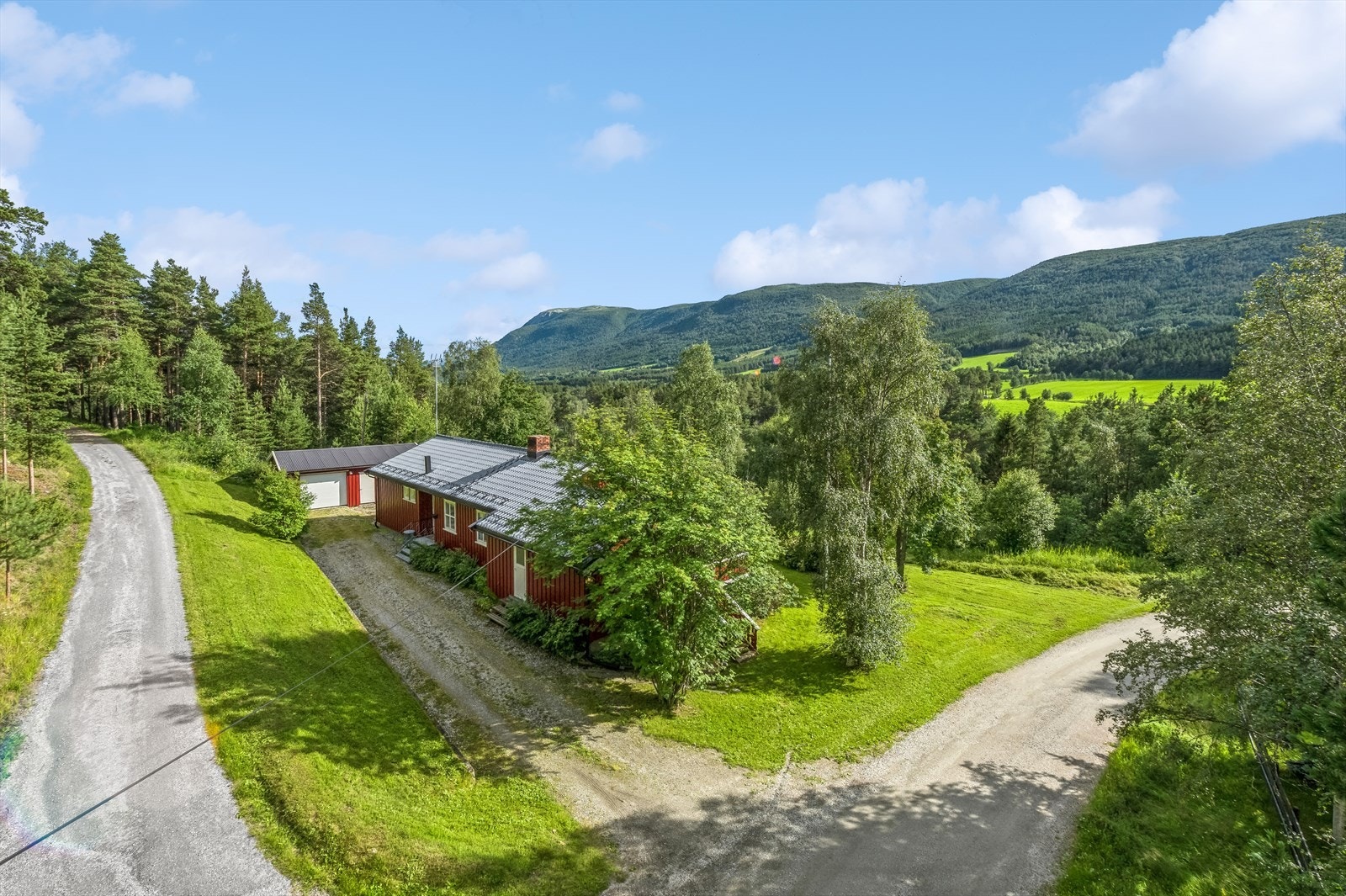 Ligger i landlige, barnevennlige og naturskjønne omgivelser med spredt boligbebyggelse og landbrukseiendommer som omkringliggende eiendommer. Eiendommen ligger som nest siste bolig langs en felles grusvei. Galleribilde
