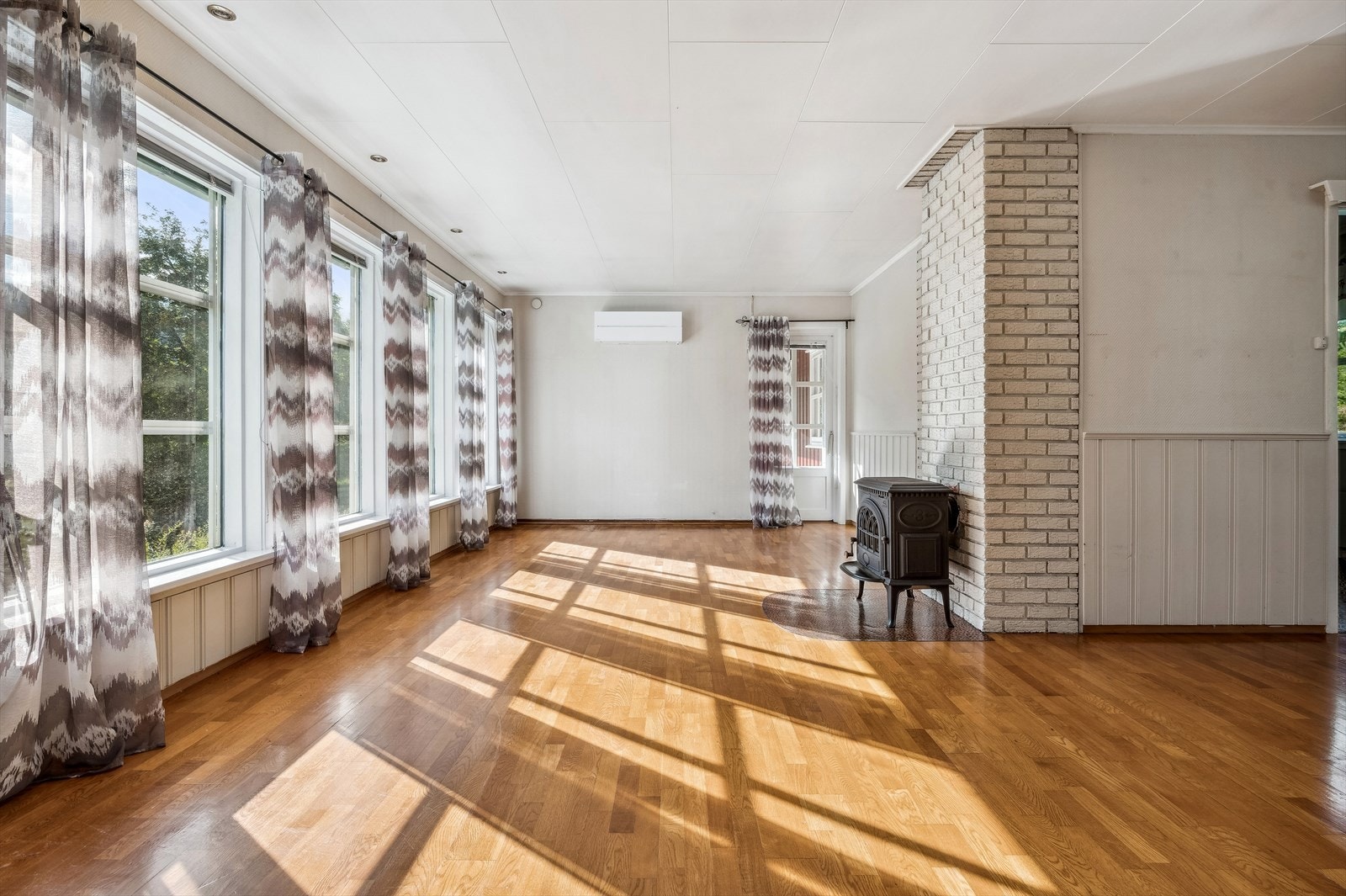 Her er det mange store vindusflater som gir mye dagslys. Det er direkte adgang ut til terrasse via skyvedør. Galleribilde