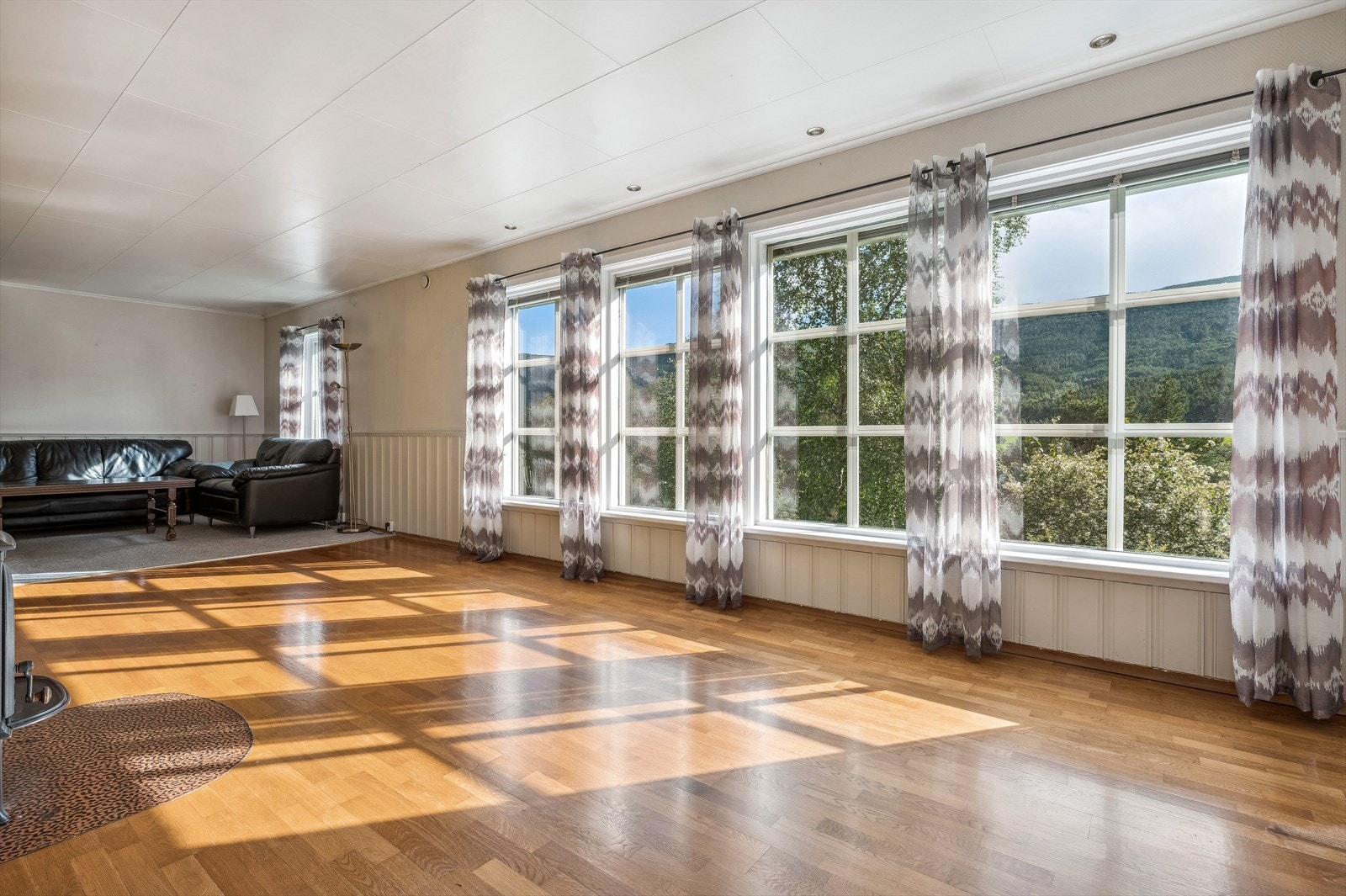 Lys og stor stue med god plass til møblering. Galleribilde