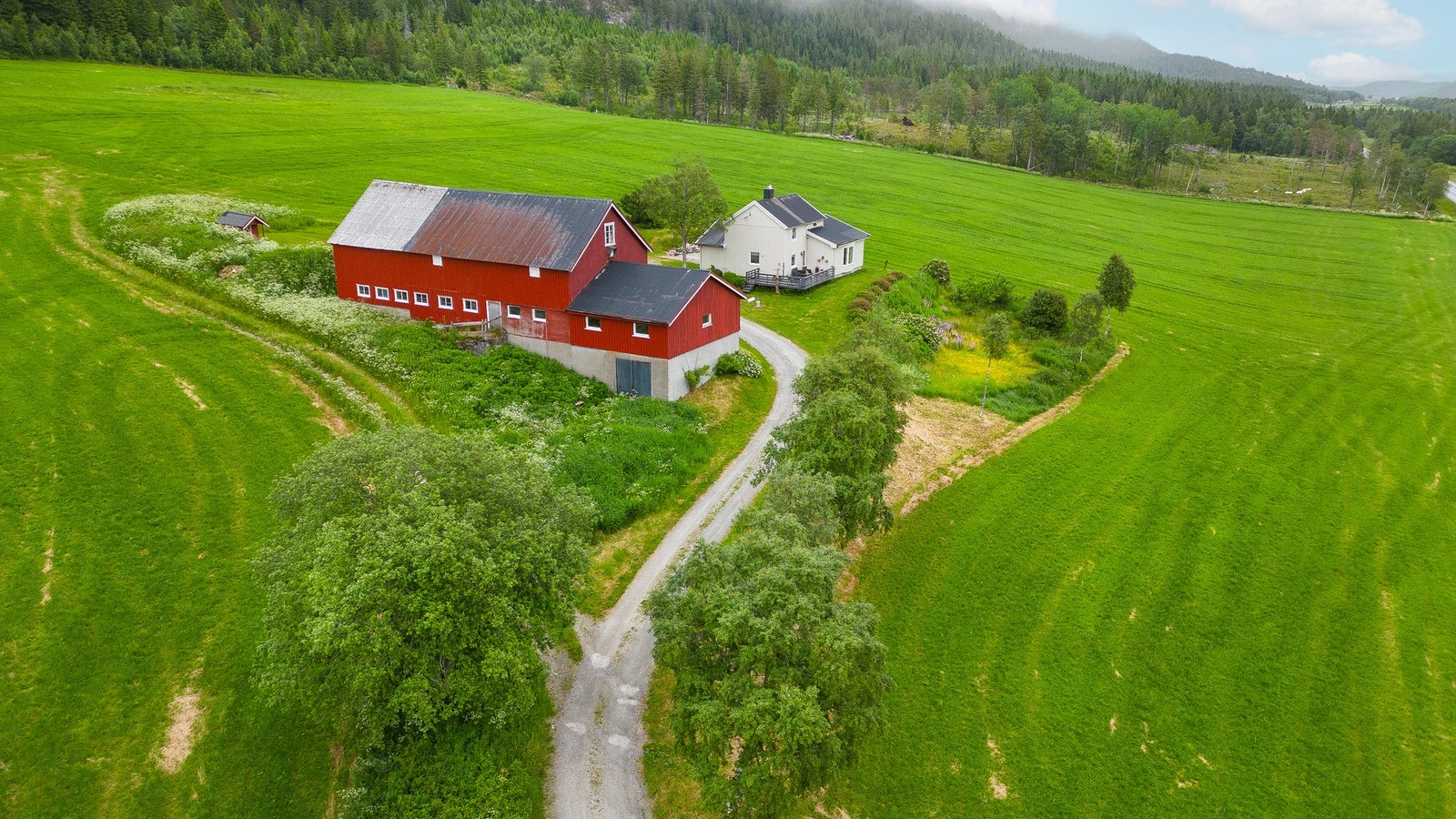 Eiendommen ligger høyt og fint i terrenget Galleribilde