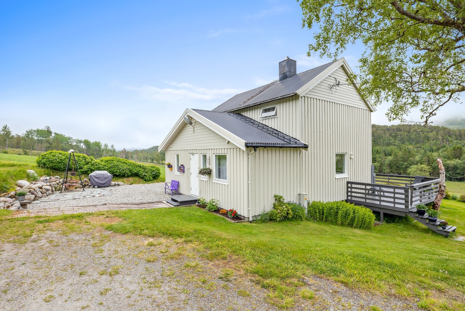Trivelige uteomgivelser med ulike soner for sosial hygge Galleribilde