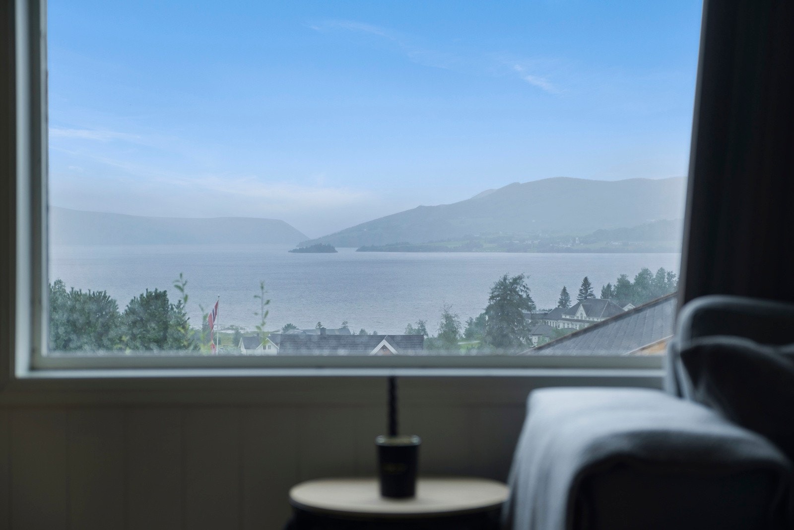 Fantastisk utsikt over Selbusjøen fra stuevindu. Galleribilde