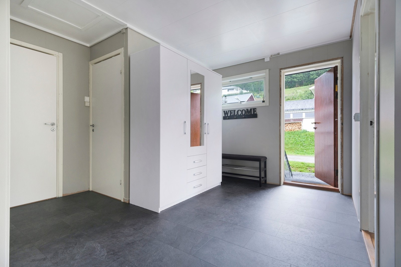 Nyoppusset entrè med garderobeskap. Galleribilde