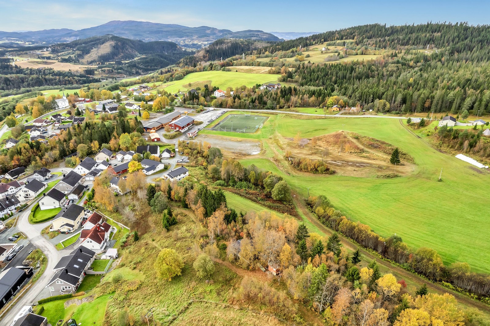 Øverste del av tomten er regulert til LNF-formål og er p.d.d. under fradeling. Denne følger ikke handelen. Det vil tinglyses veirett til ny tomt på Gnr 122 Bnr 18. Galleribilde