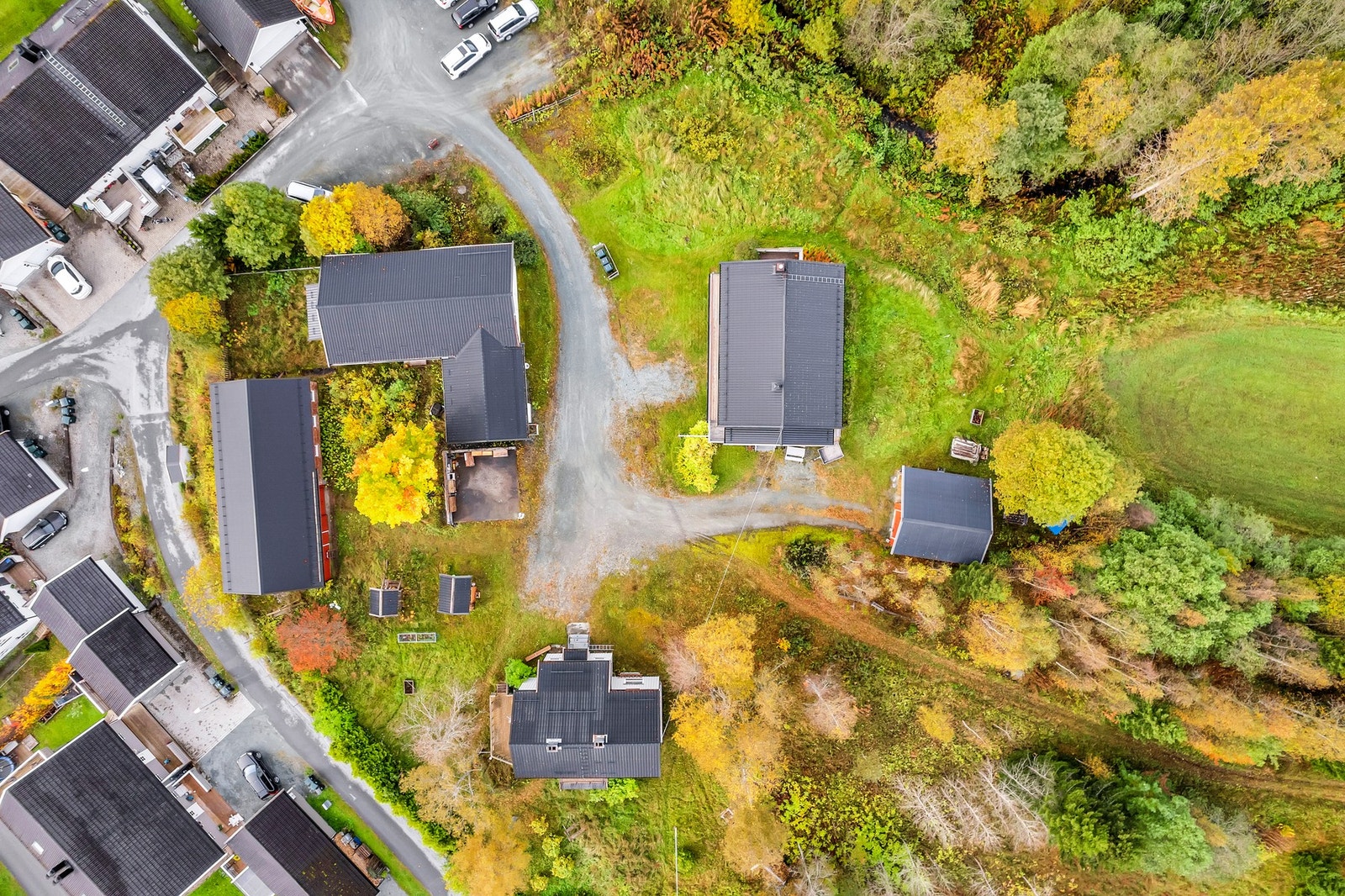 Øverste del av tomten er regulert til LNF-formål og er p.d.d. under fradeling. Denne følger ikke handelen. Det vil tinglyses veirett til ny tomt på Gnr 122 Bnr 18. Galleribilde