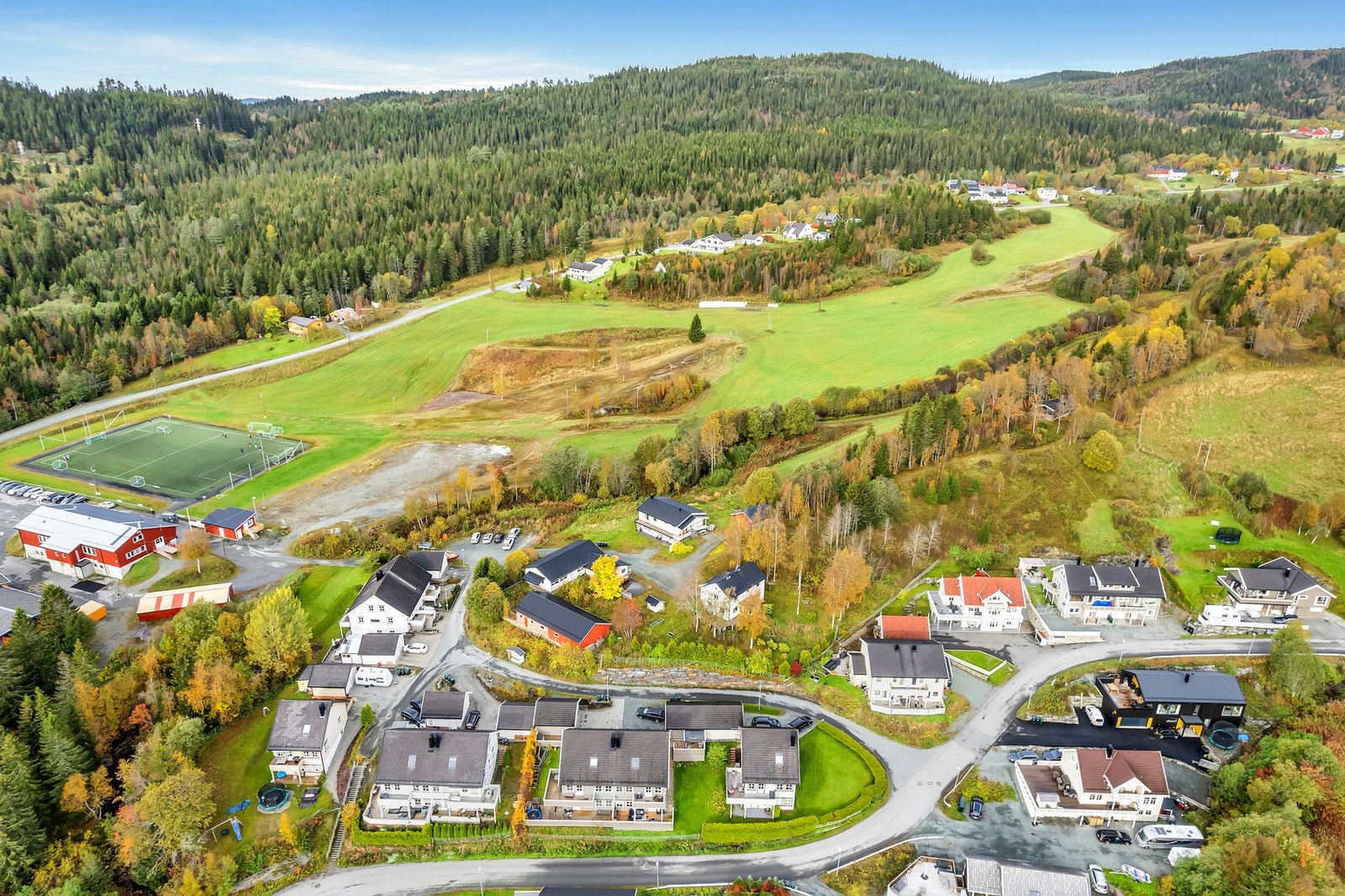 Øverste del av tomten er regulert til LNF-formål og er p.d.d. under fradeling. Denne følger ikke handelen. Det vil tinglyses veirett til ny tomt på Gnr 122 Bnr 18. Galleribilde