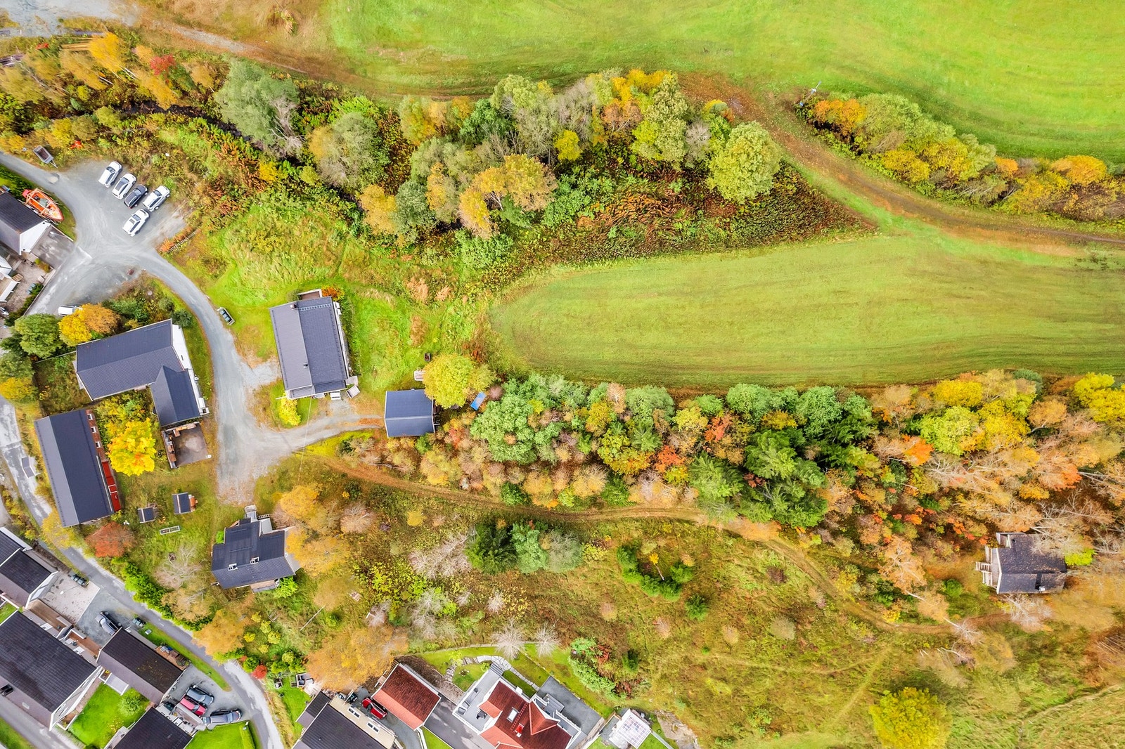 Øverste del av tomten er regulert til LNF-formål og er p.d.d. under fradeling. Denne følger ikke handelen. Det vil tinglyses veirett til ny tomt på Gnr 122 Bnr 18. Galleribilde