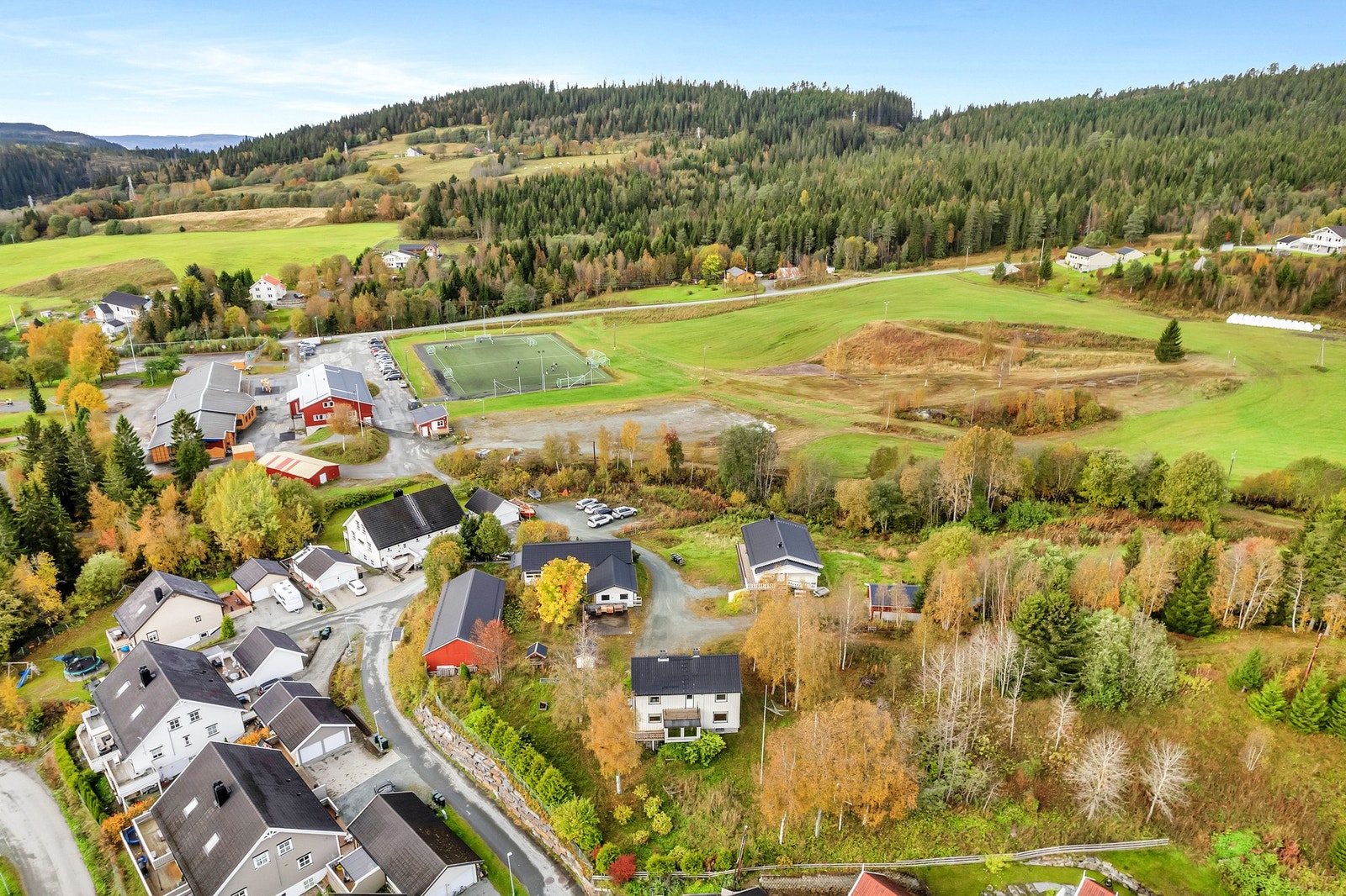 Boområdet Bratsberg kan best karakteriseres som fredelig og barnevennlig. Med sin landlige beliggenhet har man nærhet til skog og mark med flotte turterreng. Galleribilde