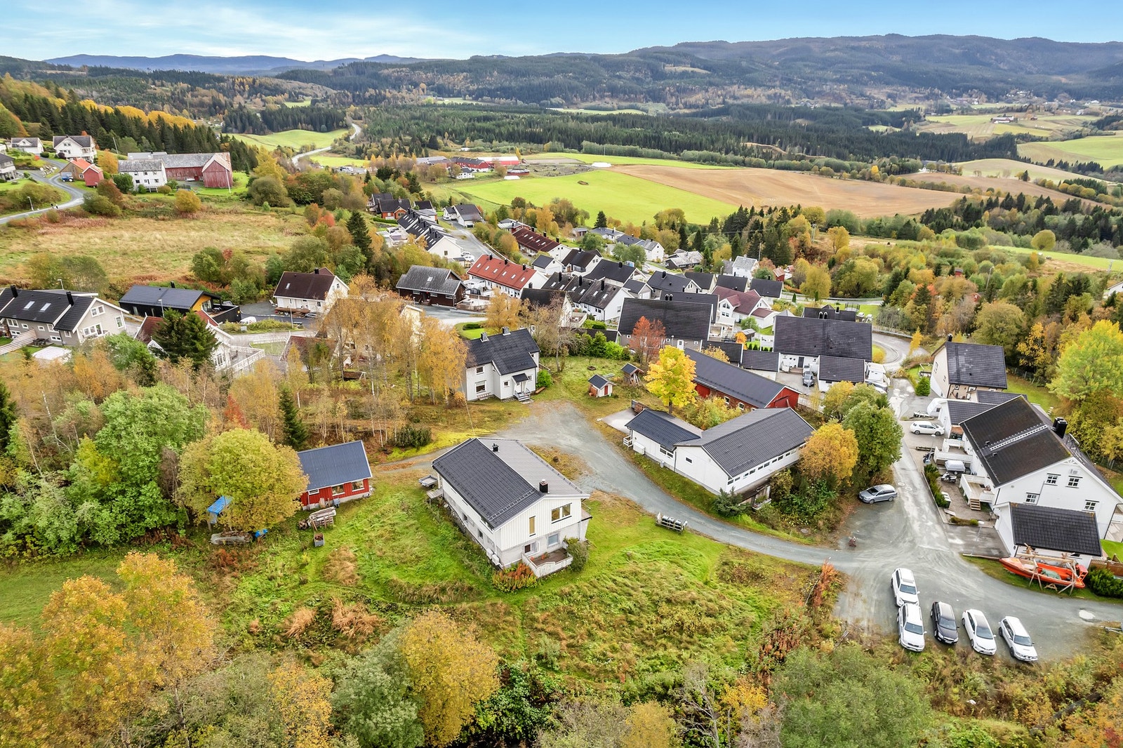 Boligene ligger fint til på en solrik eiendomstomt på ca. 6,9 mål. Her befinner du deg et steinkast unna Bratsberg skole, samt i umiddelbar nærhet til idrettsanlegg, lysløyper og flotte turmuligheter, sommer som vinter. Galleribilde