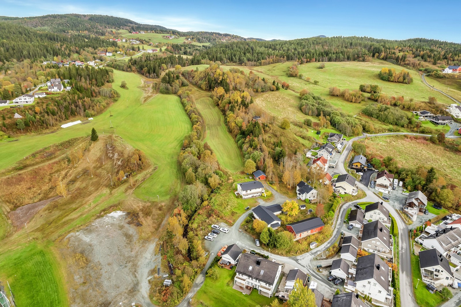 David Novosad v/ EiendomsMegler1 har gleden av å presentere en stor eiendom bestående av to eneboliger, et stort verksted, garasje samt nedlagt barnehage. Galleribilde