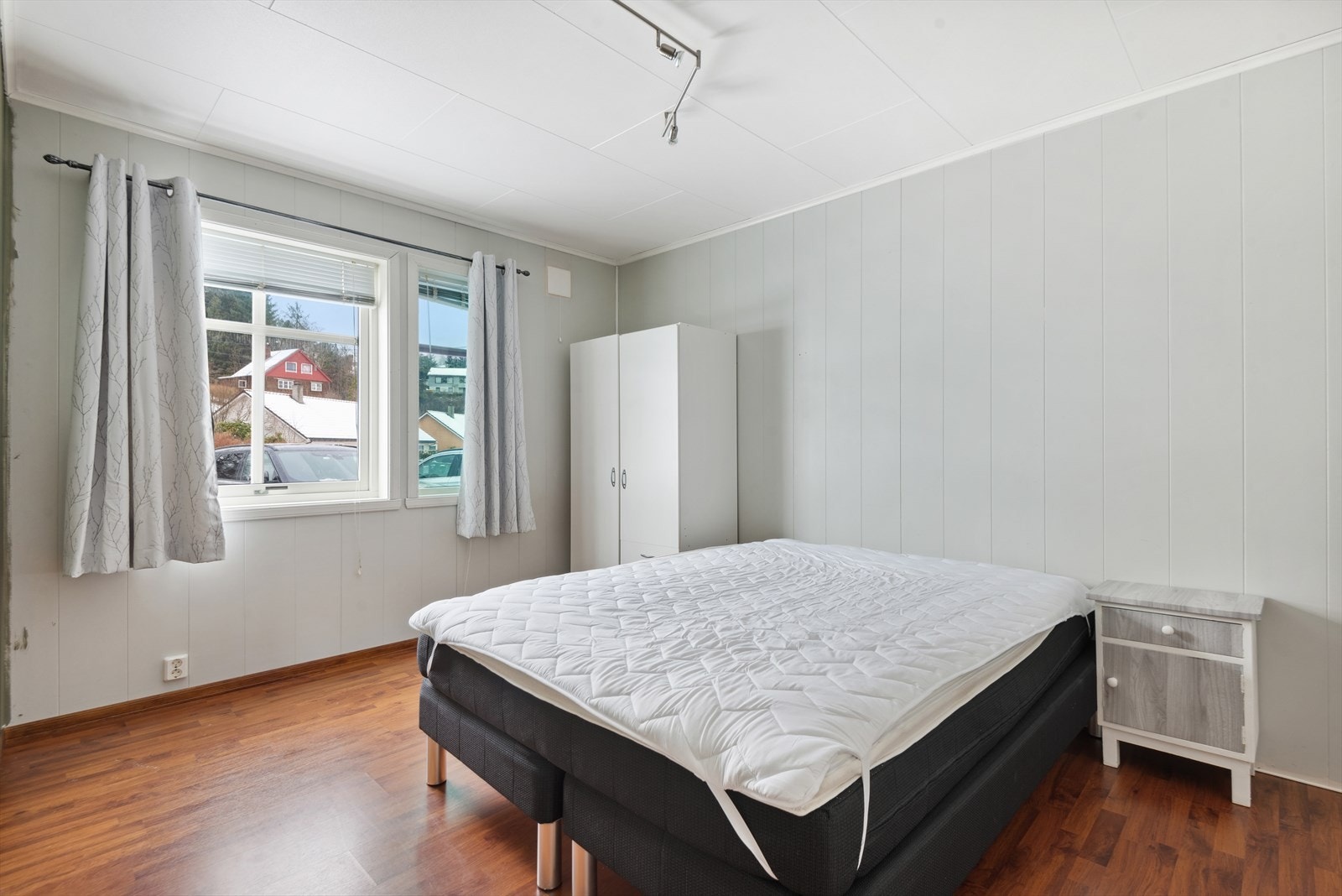 Hovedsoverom med laminat på gulv. Galleribilde