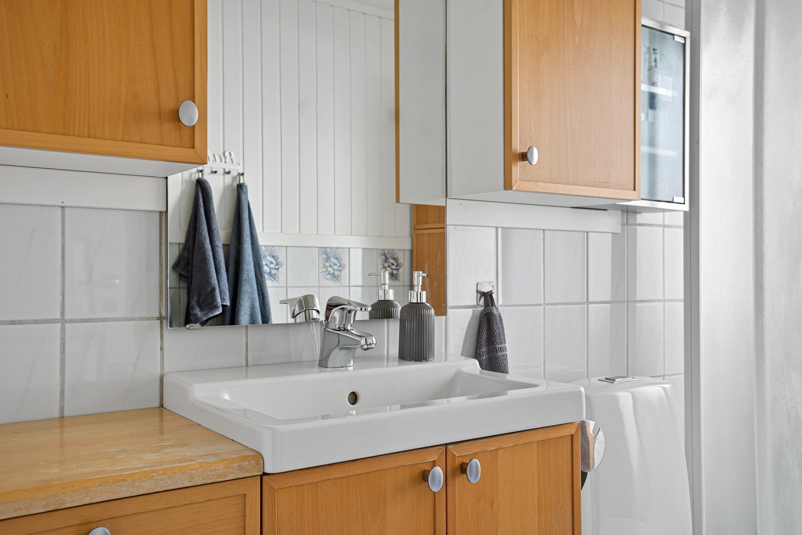 Det er rikelig med lagringsplass på badet. Galleribilde