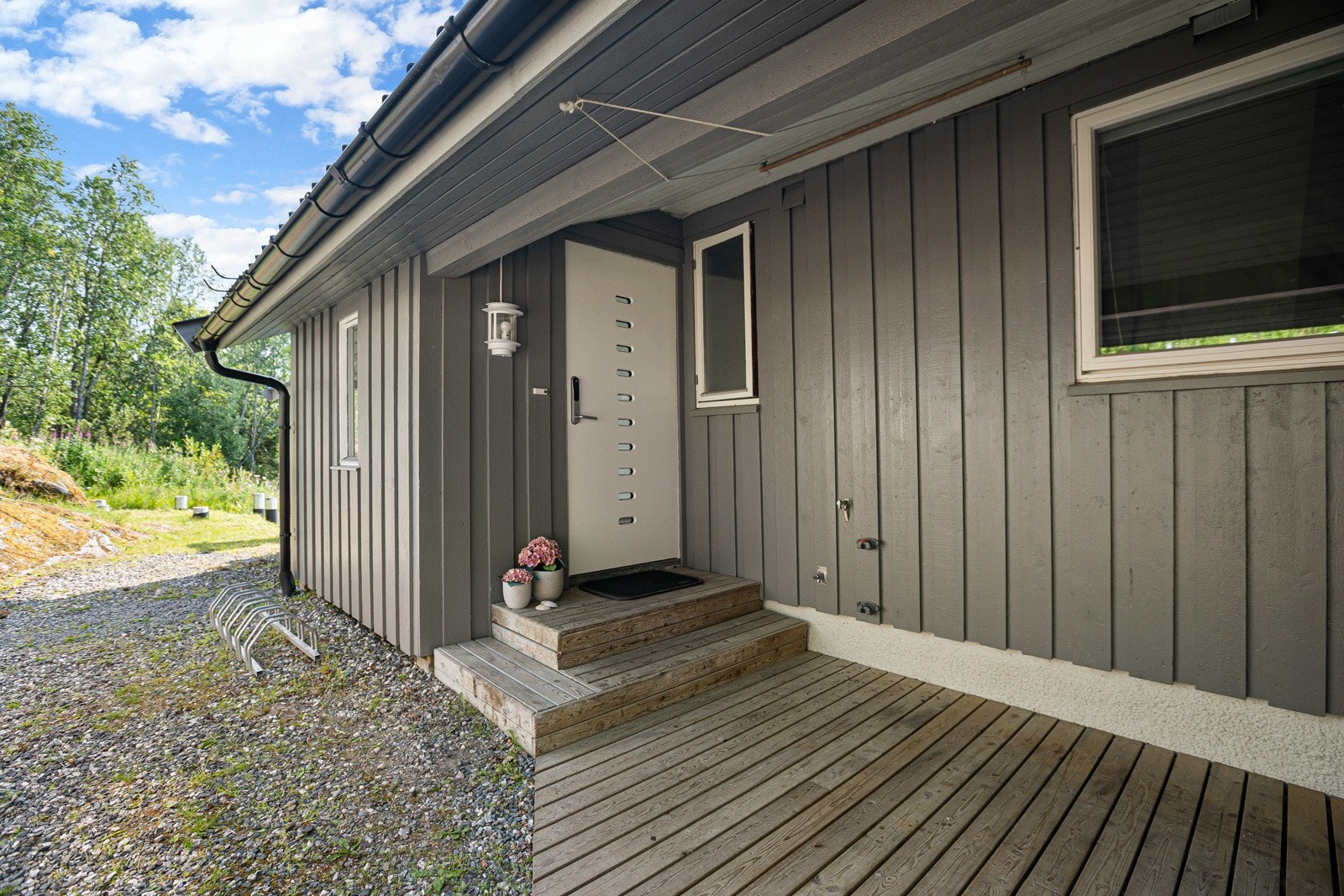 Skjermet inngangsparti - Velkommen inn! Galleribilde