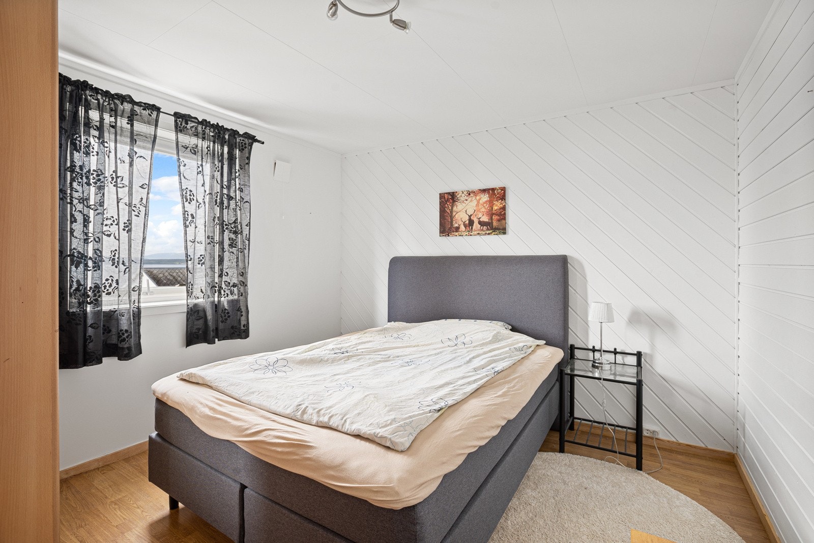 Hovedsoverommet nede nyter også pen utsikt ut mot sundet. Galleribilde