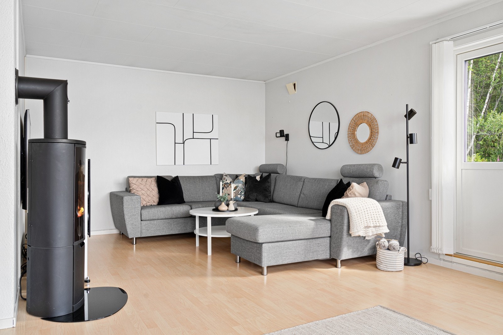 Her er det flere naturlige soner som gjør det enkelt å innrede. Vedfyring bidrar til hygge og effektiv vinteroppvarming. Galleribilde