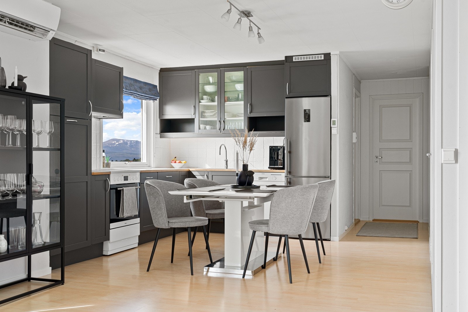 Spisebordet har sin naturlige plass mellom kjøkken og stue. Galleribilde