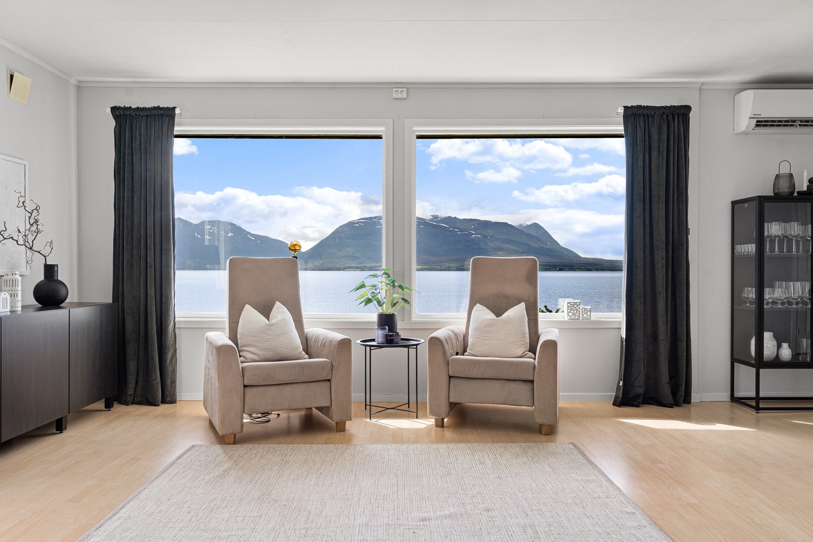 Stuen og kjøkkenet byr på magisk sjøutsikt! Det er montert solskjerming/screen med fjernkontroll på vinduene på bildet. Galleribilde