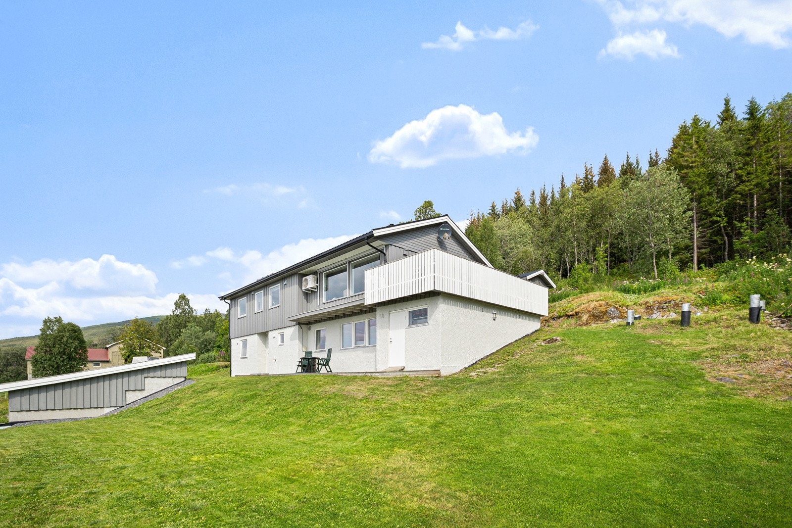 Stor eiendomstomt på hele 1.520 kvm med pent opparbeidet plen som passer utmerket for både sommer- og vinteraktiviteter! Galleribilde