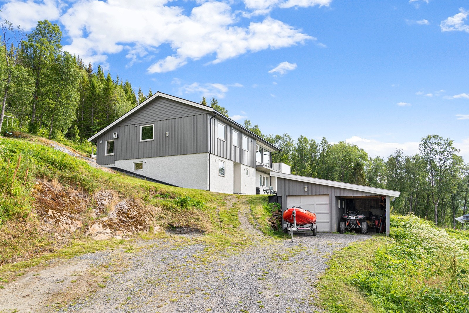 En idyllisk beliggende enebolig med utleie og parkering i garasje + carport. Galleribilde
