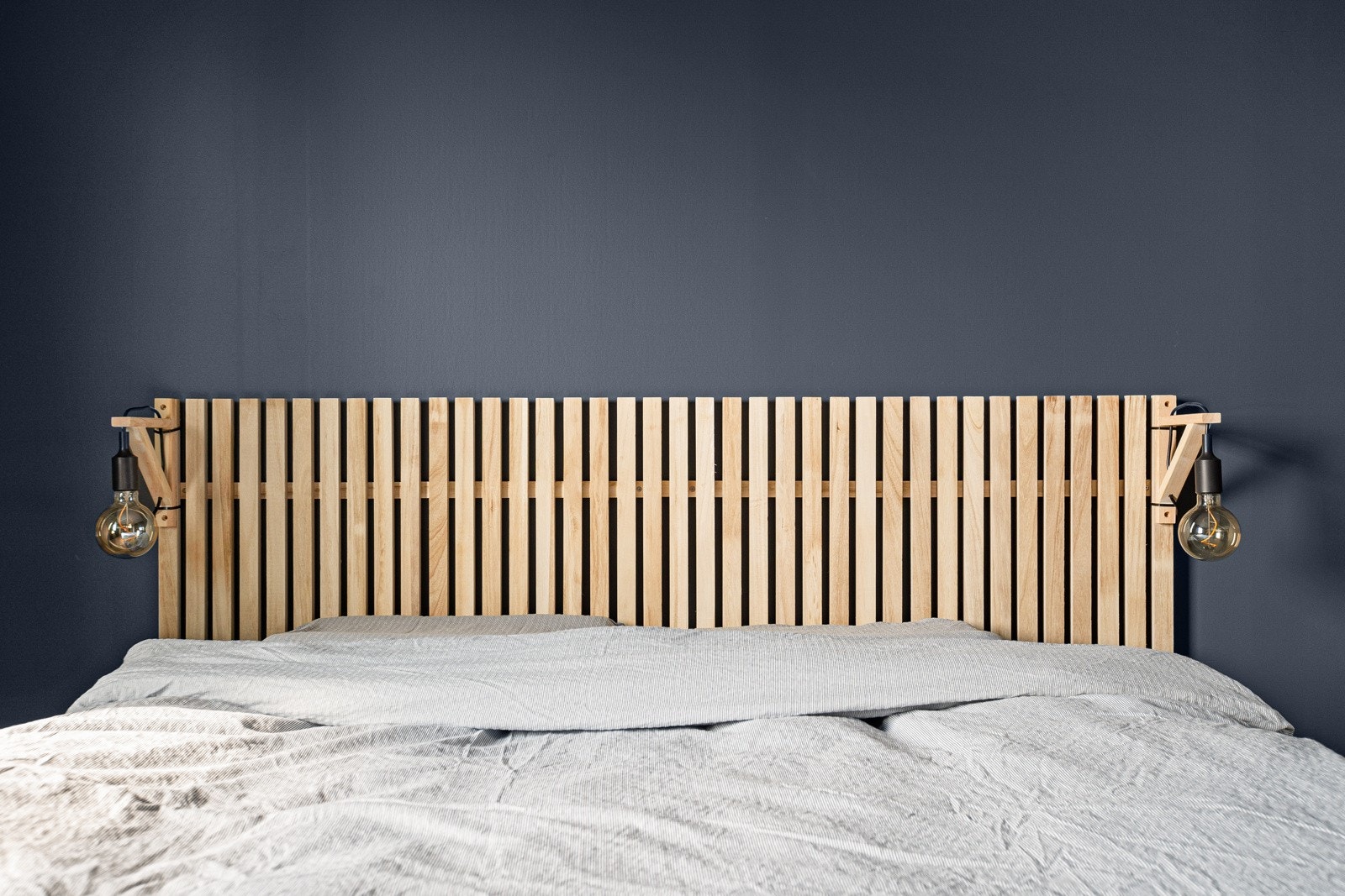 En meget pen kontrast med lyst tre og mørk farge på vegg. Galleribilde