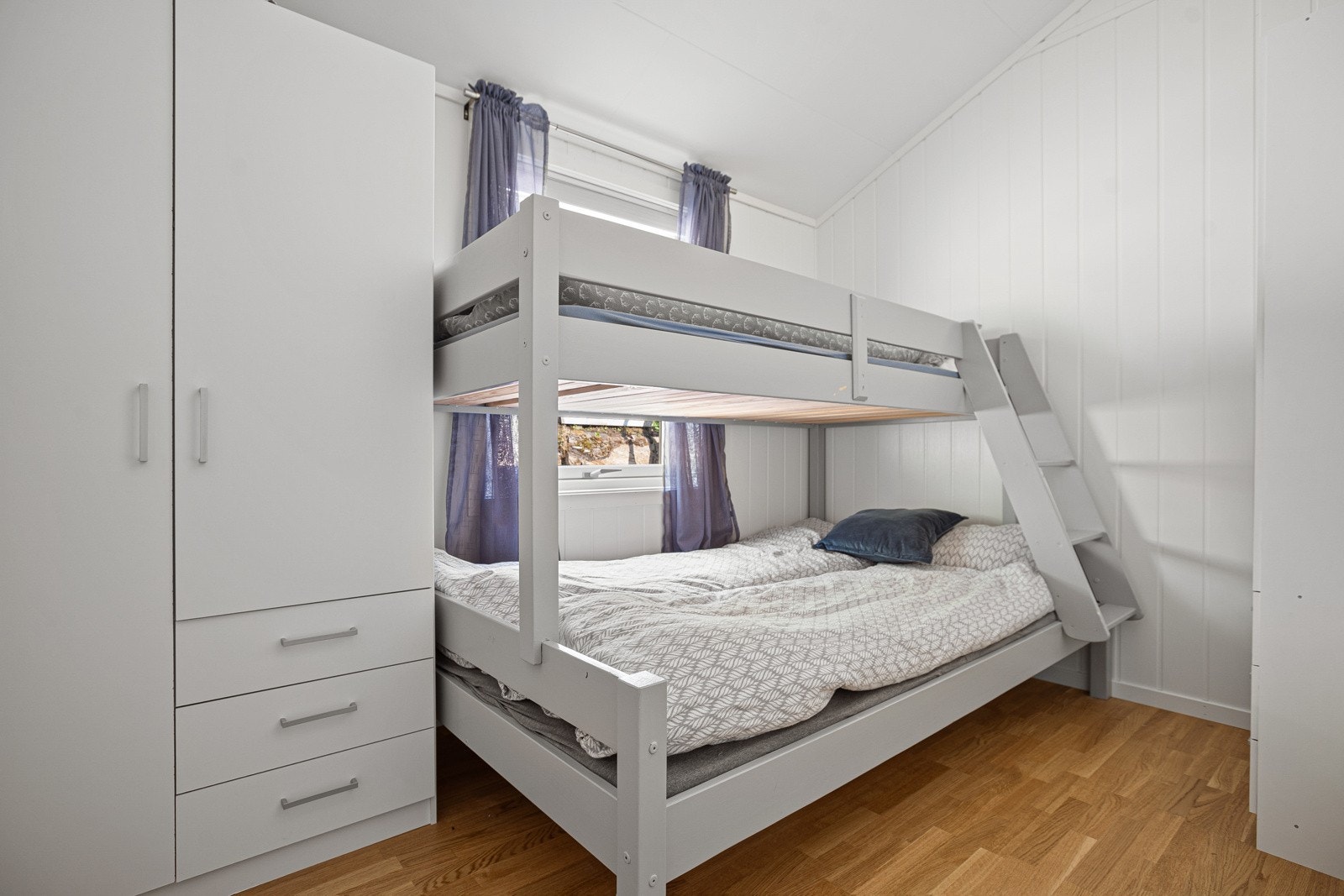 Soverommene i boligen er av god størrelse og vil kunne nyttes til andre rom om ønskelig.. Galleribilde