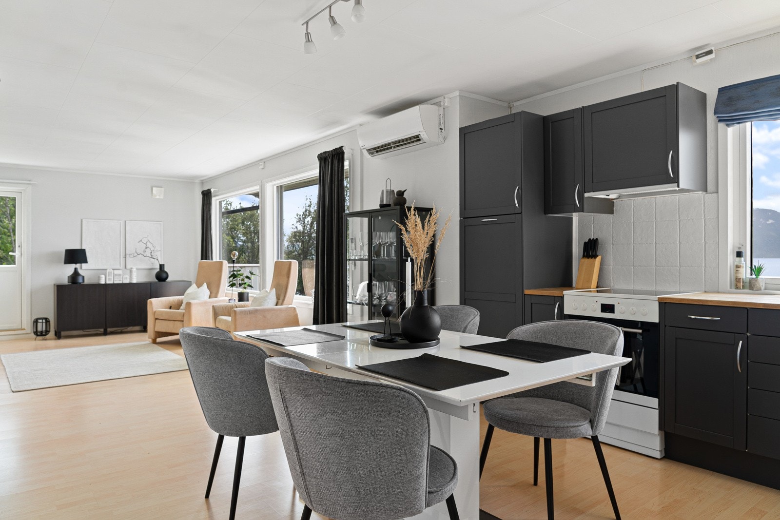 Kjøkken er levert av IKEA og har et stilrent og moderne uttrykk. Galleribilde