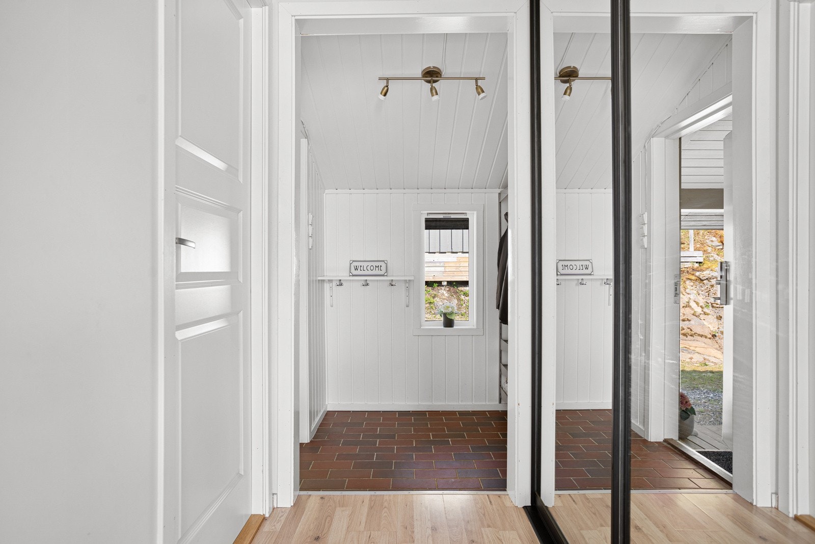 Gang mot entréen, skyvedørsgarderobe langs veggen for ekstra lagring. Galleribilde