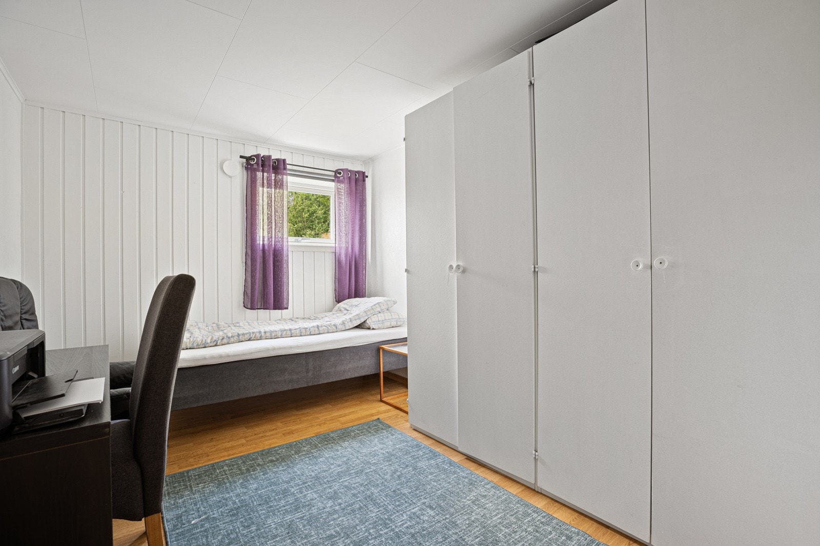 Soverommene er malt i lyse farger og fremstår innbydende. Galleribilde