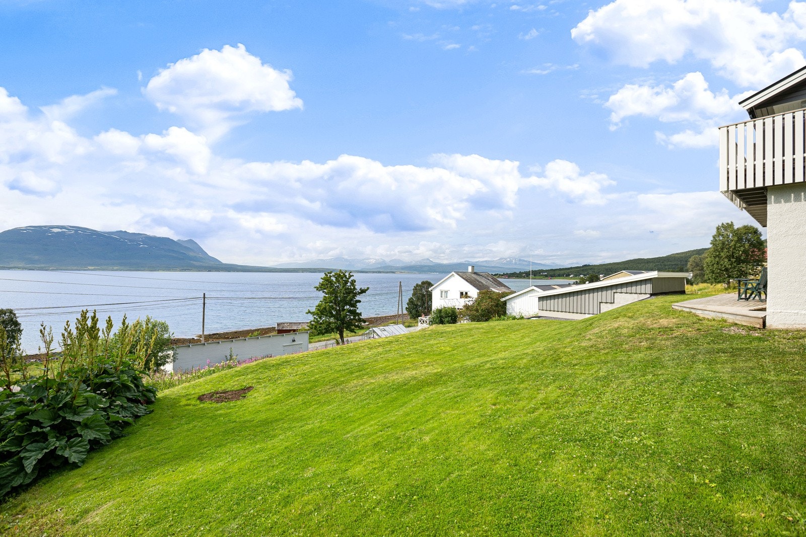 Tomten har stor hage med pent opparbeidet plen. Passer utmerket for lek og moro! Galleribilde