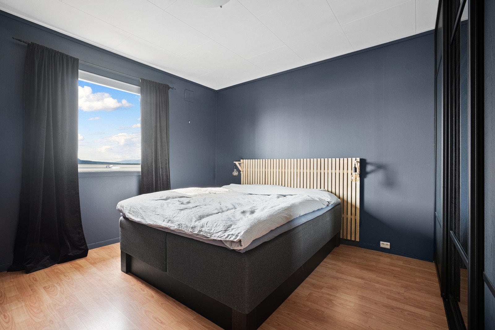 Hovedsoverommet er malt i en lekker farge og nyter flott utsikt fra vinduet. Galleribilde
