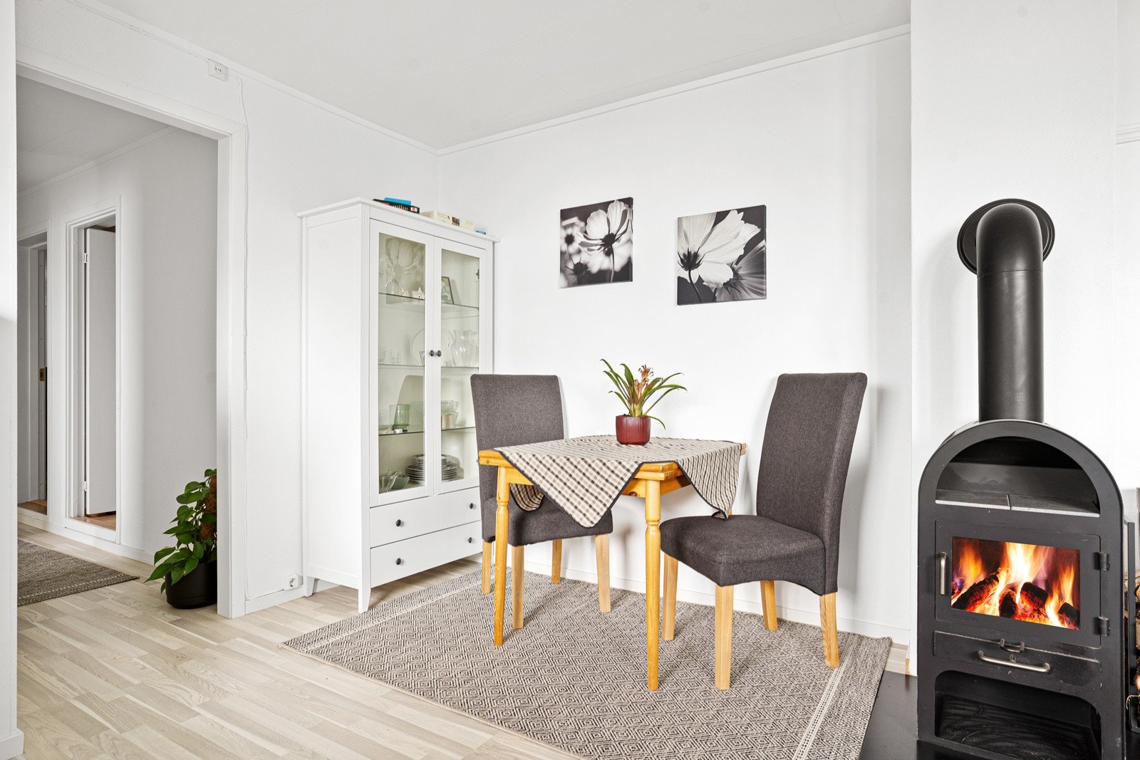 I tillegg får spisebordet en naturlig plass mellom kjøkken og stue. Galleribilde