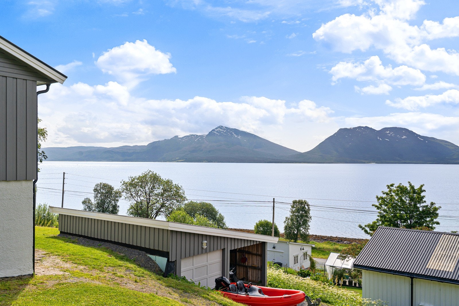 Garasje og carport i ett, meget praktisk. I tillegg er det plass til flere biler på tomten. Galleribilde