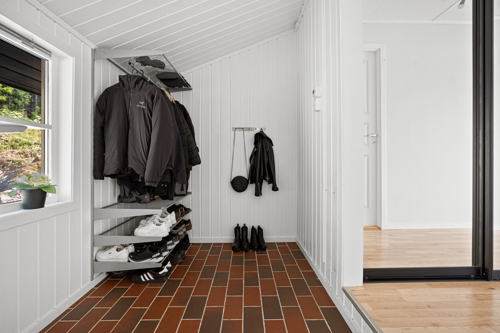 Flislagt entré og gode muligheter for lagring av yttertøy og sko. Galleribilde