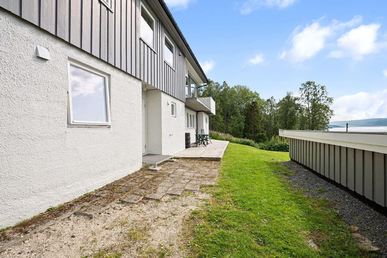 Boligen er vestvendt og man har veldig gode solforhold utover dagen. Galleribilde