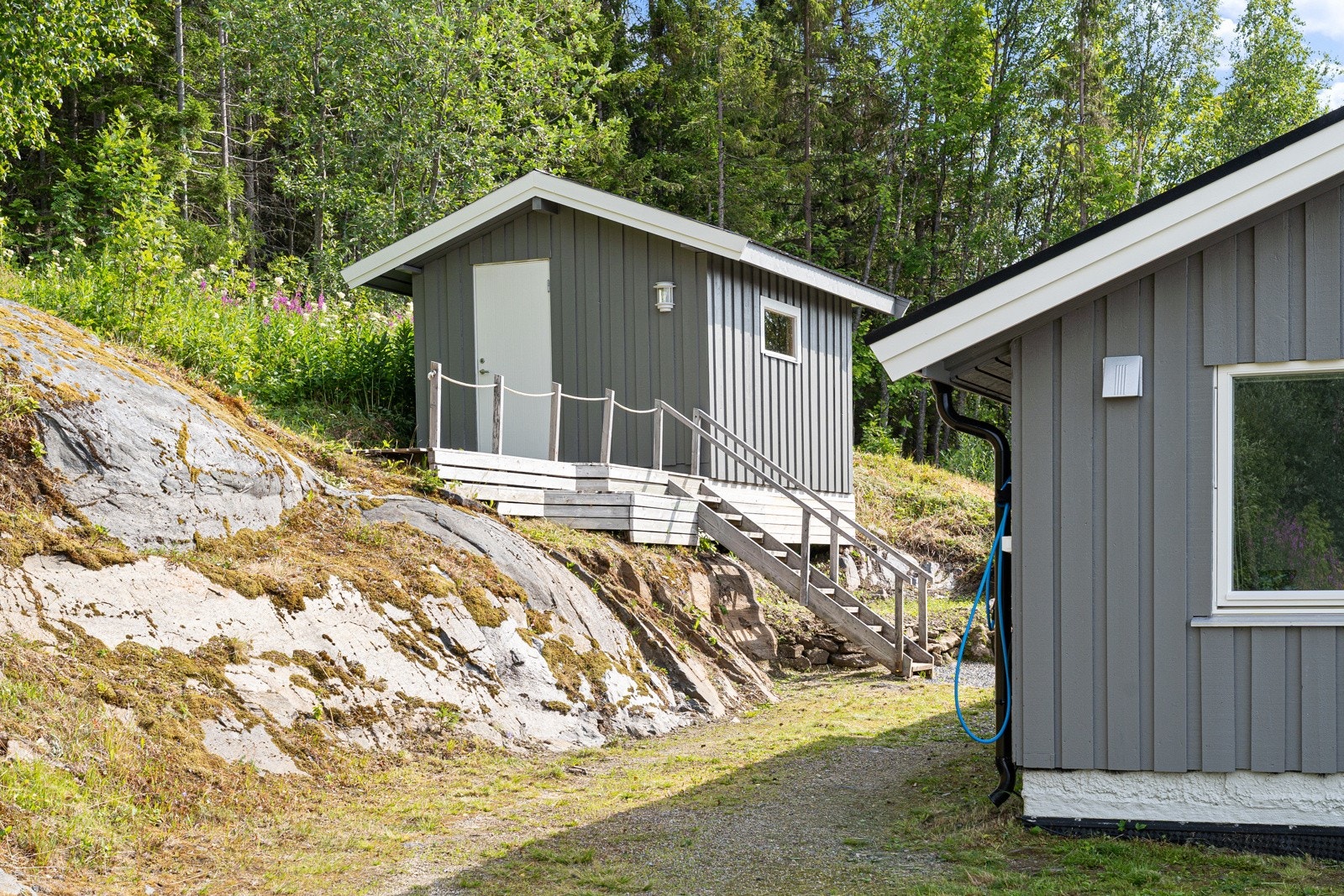 Praktisk utebod for lagring av eksempelvis hagemøbler og utstyr. Boden har også strømuttak og kan fint brukes som lekestue eller anneks. Galleribilde