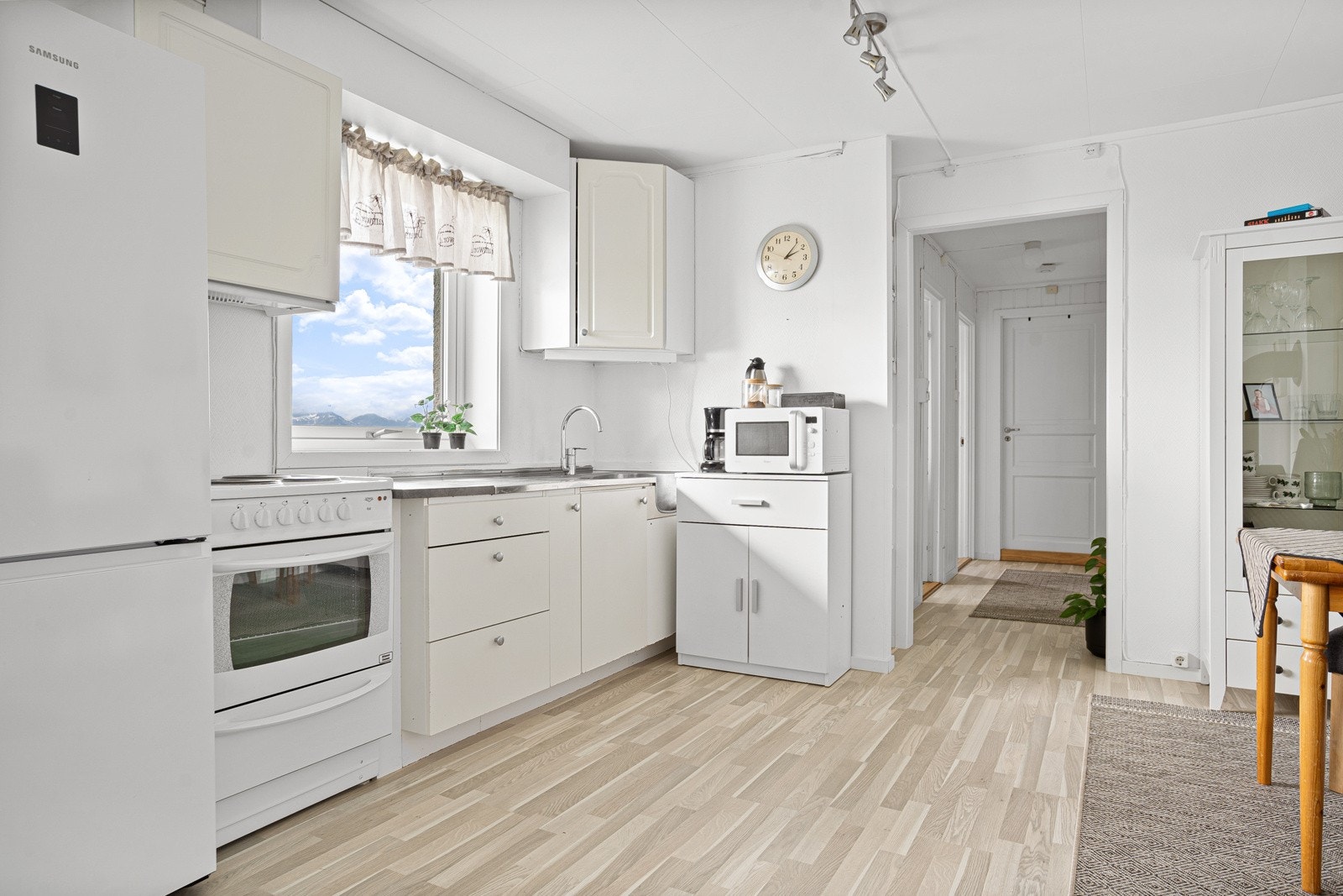 Kjellerleiligheten ble overflatebehandlet i 2016 informerer selger. Galleribilde