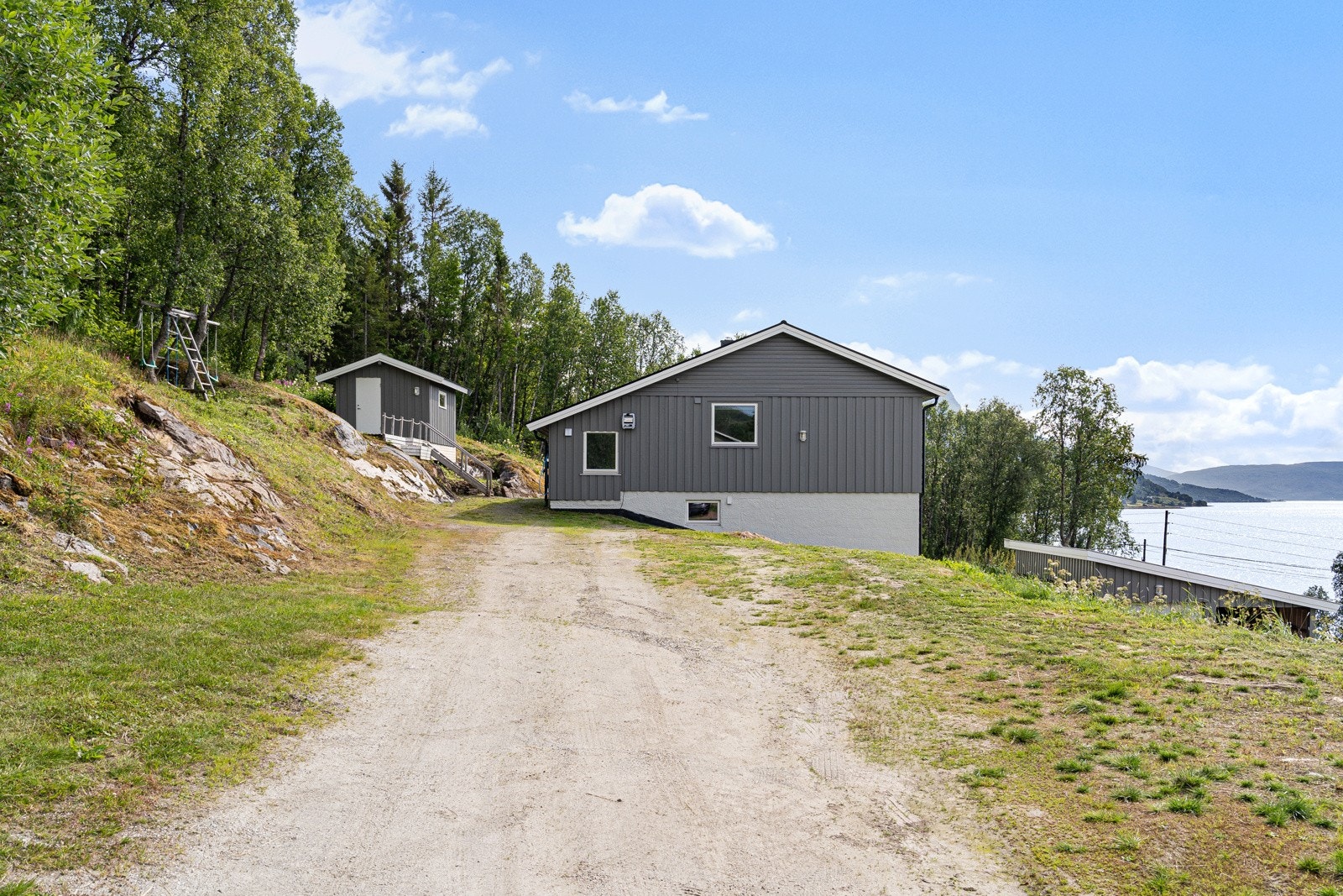 Taket på boligen er byttet i 2017, og alle vinduer foruten 7 stk ble byttet i 2016. Utført med egeninnsats. Galleribilde