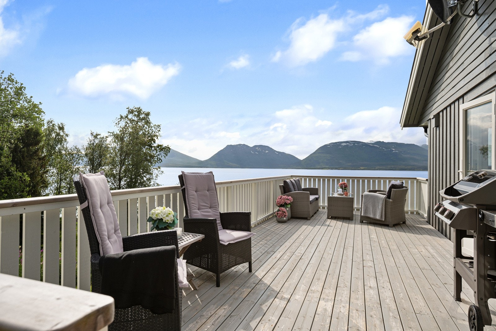 Her har du meget god boltreplass, perfekt for hyggelig stunder med feks grilling eller soling. Galleribilde