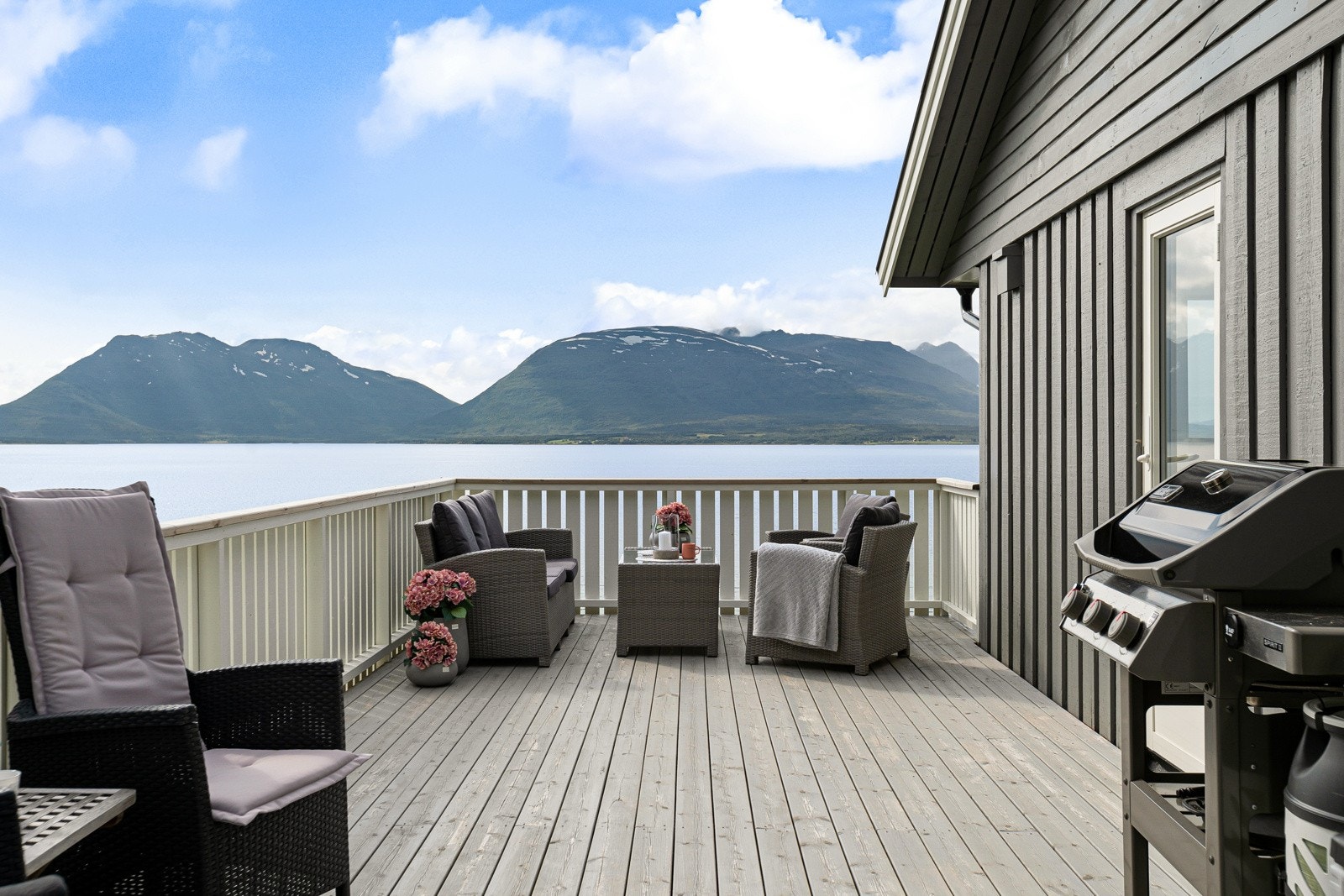 Verandaen sin gode størrelse gjør at man får plass til ønsket møblement - og mer! Galleribilde