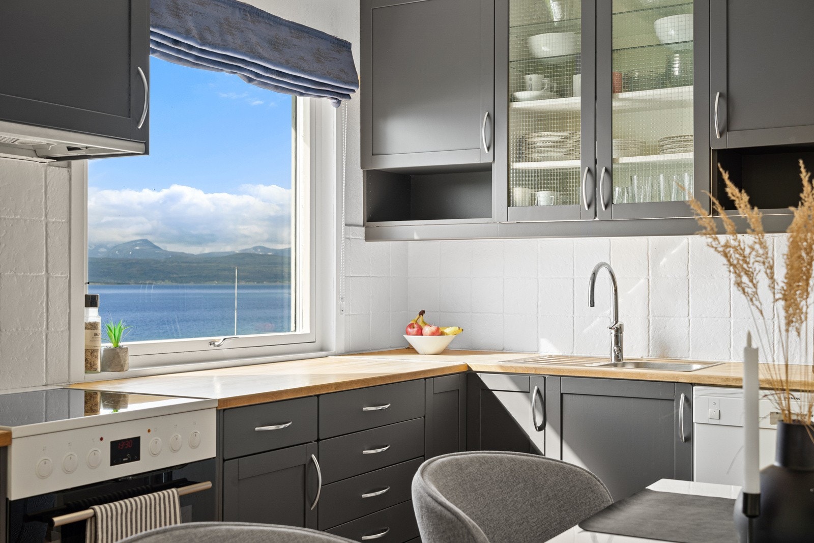 Spesielt fin detalj med glassdører på overskap - gir innsyn samtidig som det holdes adskilt. Galleribilde