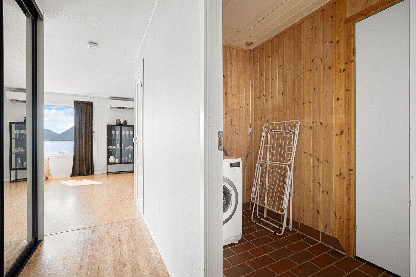 Man har også et eget adskilt vaskerom, videre inn ledes man til trappen ned til underetasjen. Galleribilde