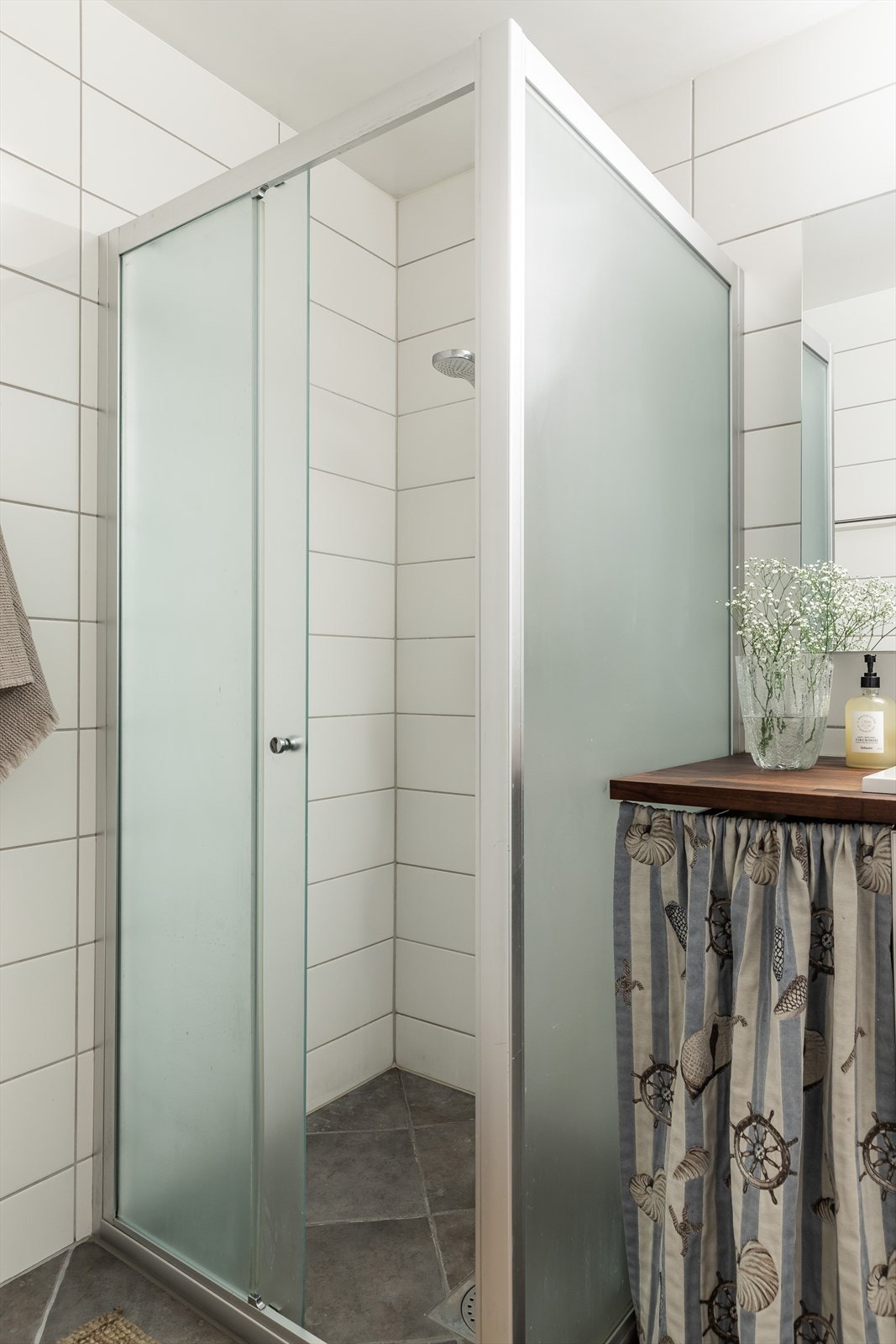 Gulvstående klosett, servant, dusj på gulv, opplegg for vaskemaskin og varmekabler i bad som gir en behagelig temperatur gjennom hele året Galleribilde