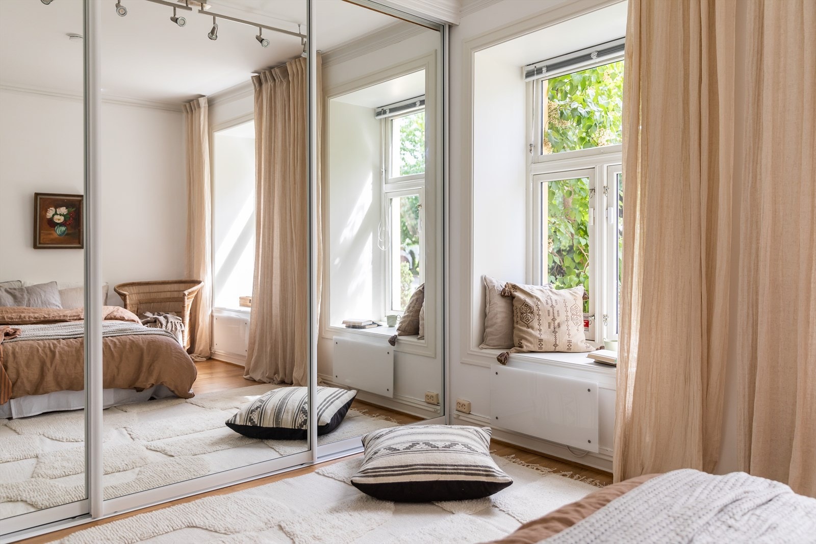 Videre tilbyr det romslige skyvedørsgarderobeskapet med speilfronter rikelig med oppbevaringsplass med en touch av eleganse Galleribilde