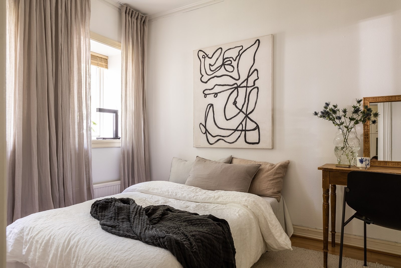 Soverommet har en komfortabel og god størrelse med god plass for dobbeltseng, nattbord og et skyvedørsgarderobeskap med speilfronter Galleribilde