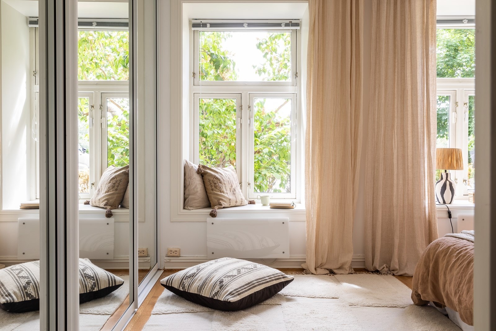 Hovedsoverommet som er vendt mot Skarpsnogaten utstråler en imponerende romslighet Galleribilde