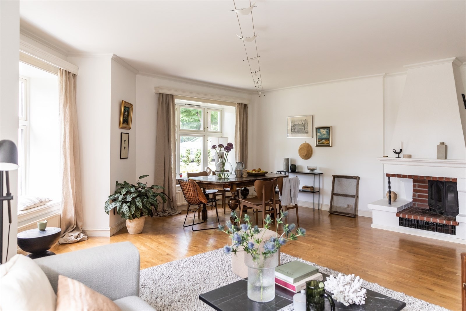 Stuen prydes av en vakker, pusset og malt teglsteinspipe og brannmur, som ikke bare gir behagelig varme i vintermånedene, men også skaper en hyggelig atmosfære Galleribilde