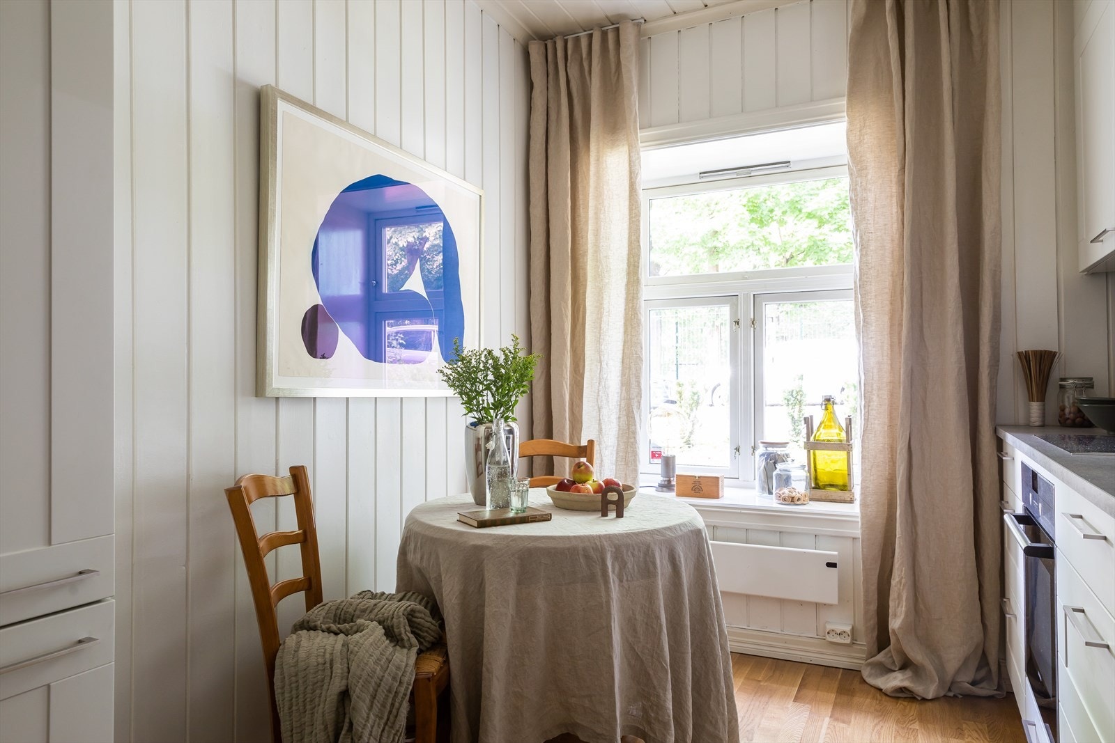 Det er enkelt å plassere et frokostbord med stoler ved siden av vinduet, som gir rikelig med naturlig lys inn på kjøkkenet Galleribilde