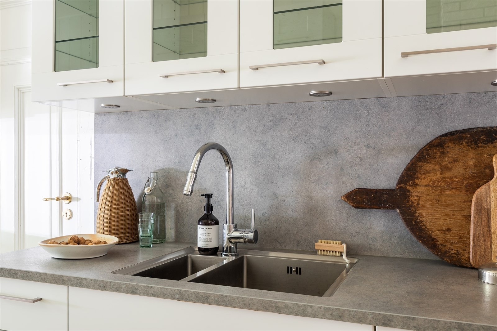 På veggen over benkeskapene finner du en smakfull plate, som beskytter veggen og gir en ekstra touch av raffinement Galleribilde