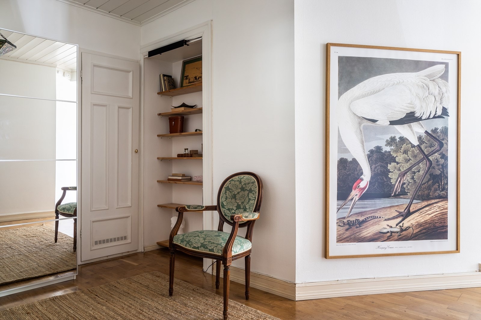 I tillegg tilbyr skyvedørsgarderoben med speilfronter rikelig med oppbevaringsplass. Samtidig inneholder gangen en liten og praktisk innvendig bod, som gir deg en elegant lagringsplass for dine ekstra behov Galleribilde