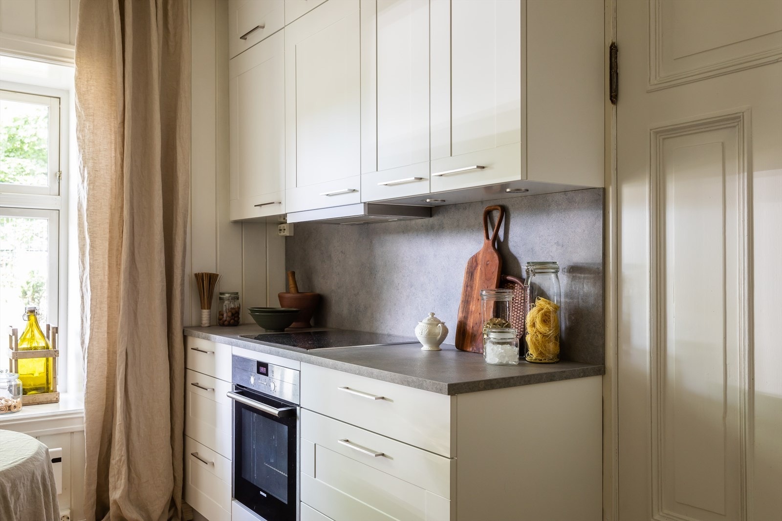 Under overskapene er det installert belysning, som både gir et praktisk arbeidslys og skaper en hyggelig atmosfære på kjøkkenet Galleribilde